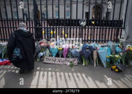 LONDRES, ROYAUME-UNI. 9 AVRIL 2021 : un homme marche au Palais de Buckingham après l'annonce de la mort du prince Philip, à Londres, le vendredi 9 avril 2021. (Credit: Federico Maranesi) Credit: Federico Guerra Morán/Alay Live News Banque D'Images