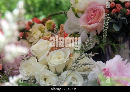 De magnifiques bouquets de fleurs de mariage sur le thème de la mer, dont des roses, des baies et des étoiles de mer, sont vus à Cape May, dans le New Jersey, en juin. Banque D'Images