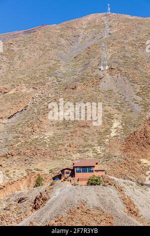 Station inférieure du téléphérique du Mont Teide et pylônes montant le flanc du volcan, Las Canadas del Teide, Tenerife, Iles Canaries Banque D'Images