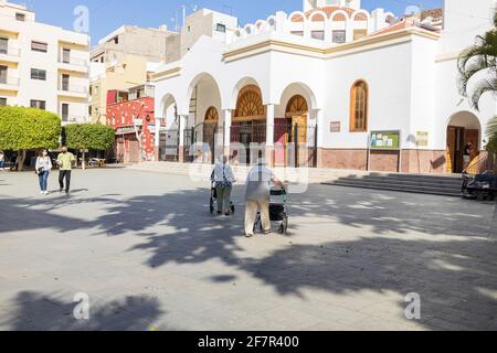 Personnes dans la place de l'église de Nuestra Señora del Carmen à Los Cristianos, Ténérife, îles Canaries, Espagne Banque D'Images