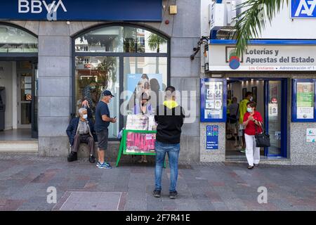 UNE FOIS vendeur de loterie dans la rue à l'extérieur de la banque BBVA et bureau officiel de loterie à Los Cristianos, Tenerife, Iles Canaries, Espagne Banque D'Images