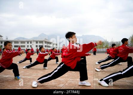 (210409) -- DENGFENG, 9 avril 2021 (Xinhua) -- les joueurs de l'équipe de hockey sur glace Shaolin Tagou pratiquent les arts martiaux à l'école d'arts martiaux Shaolin Tagou, Dengfeng City, province de Henan, au centre de la Chine, le 31 mars 2021. Shaolin Tagou Martial Arts School, à quelques kilomètres du temple de Shaolin, lieu de naissance de Shaolin Kung Fu, construit son équipe de hockey sur glace. Les élèves apprennent le sport sur des patins à roulettes dans une patinoire de taille standard recouverte de plancher, au lieu de glace. La pratique des arts martiaux renforce leur physique et leur procure des qualités athlétiques dont le hockey sur glace a besoin, dit la formation Banque D'Images