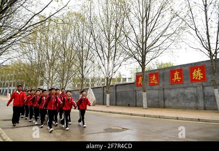 (210409) -- DENGFENG, 9 avril 2021 (Xinhua) -- les joueurs de l'équipe de hockey sur glace Shaolin Tagou se promeunent au tribunal d'entraînement de l'école d'arts martiaux Shaolin Tagou, Dengfeng City, dans la province de Henan, au centre de la Chine, le 31 mars 2021. Shaolin Tagou Martial Arts School, à quelques kilomètres du temple de Shaolin, lieu de naissance de Shaolin Kung Fu, construit son équipe de hockey sur glace. Les élèves apprennent le sport sur des patins à roulettes dans une patinoire de taille standard recouverte de plancher, au lieu de glace. La pratique des arts martiaux renforce leur physique et leur procure des qualités athlétiques dont le hockey sur glace a besoin, a déclaré le fo Banque D'Images