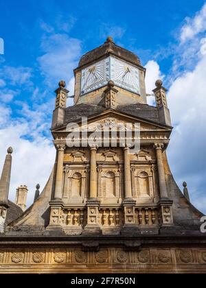 The Gate of Honor, Gonville et Caius College, Cambridge University. La porte est surmontée de 6 cadrans solaires. 1575. Conçu par le Dr John Caius. Banque D'Images