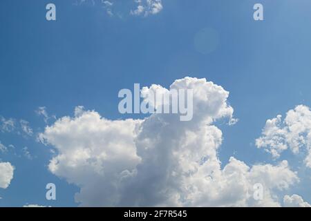 Cumulus blancs nuages contre le ciel bleu. Nuages arrière-plan dans le ciel Banque D'Images