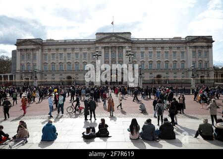 Londres, Royaume-Uni. 09e avril 2021. Les membres du public commencent à se rassembler à l'extérieur de Buckingham Palace pour y déposer des fleurs et rendre hommage au duc d'Édimbourg qui est décédé ce matin à l'âge de 99 ans le vendredi 9 avril 2021. Sa majesté la Reine a publié une déclaration disant qu'elle était profondément attristée par la mort de son mari, le prince Philip. Photo de Hugo Philpott/UPI crédit: UPI/Alay Live News Banque D'Images