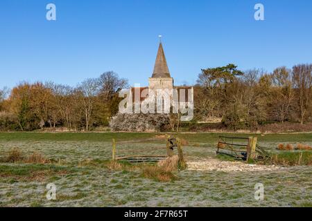 Une vue de l'église d'Alfriston le matin d'un printemps ensoleillé, avec Frost sur le sol Banque D'Images