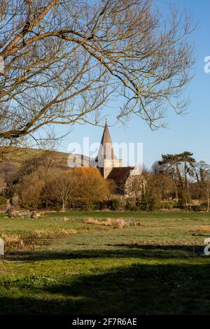 En regardant vers l'église Alfriston, de l'autre côté du village Green, le matin d'un printemps ensoleillé Banque D'Images