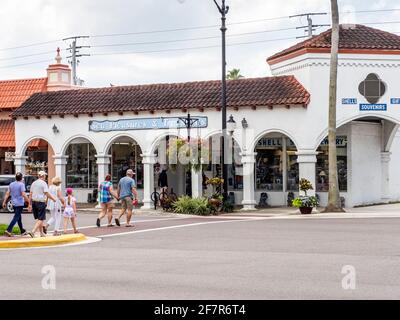 Personnes sur Venice Avenue dans le centre-ville de Venise Floride Etats-Unis Banque D'Images