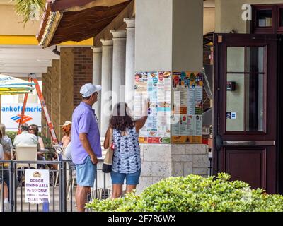 Personnes sur Venice Avenue dans le centre-ville de Venise Floride Etats-Unis Banque D'Images