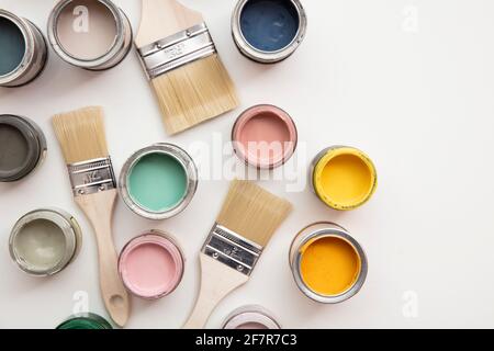 Vue en hauteur d'un pinceau à peindre avec échantillon coloré pots de peinture Banque D'Images