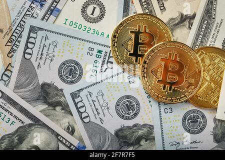 Pièces en or Bitcoin sur les billets en dollars américains. Le concept d'un système de paiement pair-à-pair qui utilise la même unité pour les transactions comptables. Banque D'Images