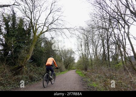 Cycliste sur le Sett Valley Trail, qui relie New Mills et Hayfield. Derbyshire. Banque D'Images