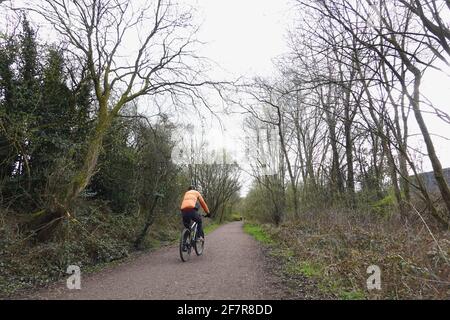 Cycliste sur le Sett Valley Trail, qui relie New Mills et Hayfield. Derbyshire. Banque D'Images