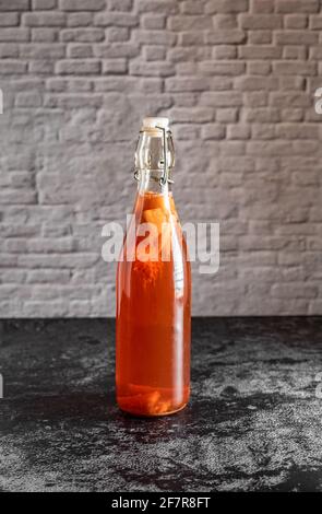 Bouteille isolée de kombucha fait maison, un thé de fruits avec des probiotiques, des bactéries et de la levure. Deuxième fermentation avec fraises et espace de copie. Santé Banque D'Images