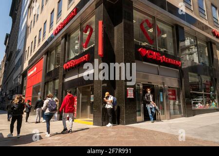 Un magasin dans la chaîne de pharmacies CVS Health à Midtown Manhattan à New York le dimanche 4 avril 2021. (© Richard B. Levine) Banque D'Images