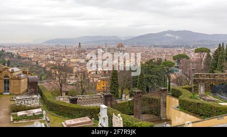 Florence, Italie - 2 février 2018 : vue sur le paysage urbain du jour d'hiver pluvieux depuis le cimetière de Florence, Italie. Banque D'Images