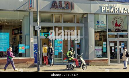 Glasgow, Écosse, Royaume-Uni. 9h avril 2021. Météo au Royaume-Uni : une journée ensoleillée a vu le supermarché aldi très animé. . . Crédit : Gerard Ferry/Alay Live News Banque D'Images