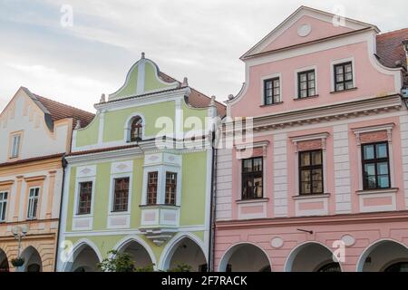 Maisons traditionnelles sur la place Masaryk dans la vieille ville de Trebon, République tchèque. Banque D'Images