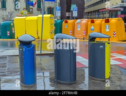 Vence, Italie - 3 février 2018 : tri des conteneurs de recyclage des déchets dans la rue de Vence, Italie. Banque D'Images