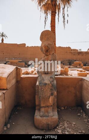 Ruines du temple égyptien de Karnak, le plus grand musée en plein air de Louxor. Banque D'Images