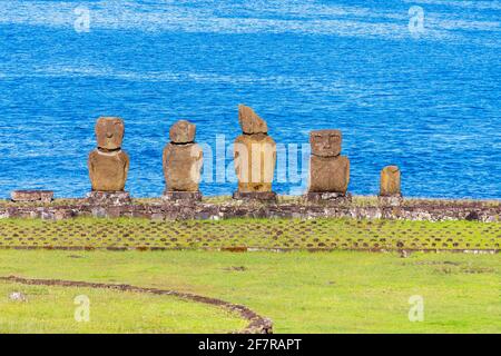 AHU Vai Ure moai (statues) avec leur dos à la côte de l'océan Pacifique à Tahai, Hanga Roa, île de Pâques (Rapa Nui), Chili Banque D'Images