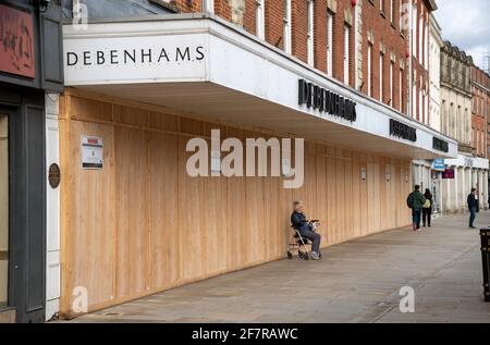 Salisbury, Wiltshire, Angleterre, Royaume-Uni. 2021. Un grand magasin est monté dans le centre-ville de Salisbury, victime de la pandémie du coronavirus. Banque D'Images