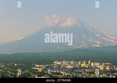 Vue sur la ville de Petropavlovsk-Kamchatsky sur fond de volcans. Kamchatka, Russie Banque D'Images