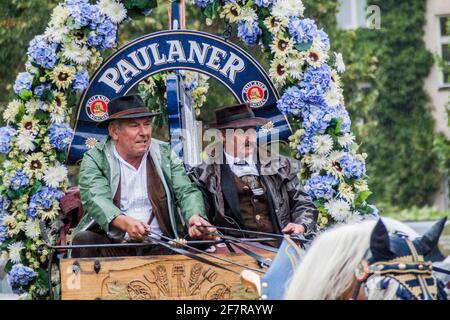 MUNICH, ALLEMAGNE - 17 SEPTEMBRE 2016 : participants au défilé d'ouverture annuel de l'Oktoberfest à Munich. Banque D'Images