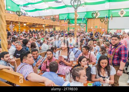 MUNICH, ALLEMAGNE - 17 SEPTEMBRE 2016 : les gens boivent de la bière dans l'une des tentes de l'Oktoberfest à Munich. Banque D'Images