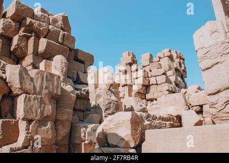 Ruines du temple égyptien de Karnak, le plus grand musée en plein air de Louxor. Banque D'Images