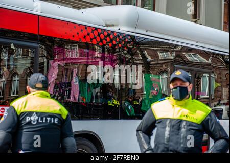 Les policiers sont vigilants pendant la manifestation.pour mettre fin à la campagne de la rébellion de printemps, la rébellion de l'extinction du groupe climatique a organisé une action de désobéissance civile pour faire savoir au gouvernement qu'il ne peut plus ignorer la crise climatique et écologique. Les premiers militants ont tenté d'entrer dans le Binnenhof, où la Chambre des représentants se réunit et où le Premier ministre travaille, mais la police a pu l'empêcher. Après cela, ils ont bloqué la Korte Vijverberg, une route qui mène à Binnenhof. La porte du Binnenhof a été fermée par la police. Les policiers demandent Banque D'Images