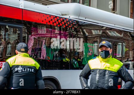 Les policiers sont vigilants pendant la manifestation.pour mettre fin à la campagne de la rébellion de printemps, la rébellion de l'extinction du groupe climatique a organisé une action de désobéissance civile pour faire savoir au gouvernement qu'il ne peut plus ignorer la crise climatique et écologique. Les premiers militants ont tenté d'entrer dans le Binnenhof, où la Chambre des représentants se réunit et où le Premier ministre travaille, mais la police a pu l'empêcher. Après cela, ils ont bloqué la Korte Vijverberg, une route qui mène à Binnenhof. La porte du Binnenhof a été fermée par la police. Les policiers demandent Banque D'Images