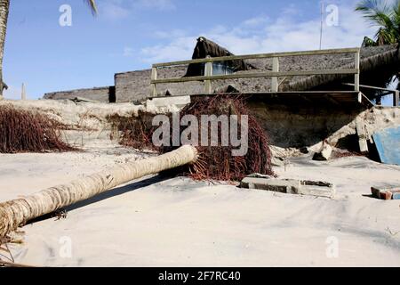 belmonte, bahia / brésil - 19 juillet 2009: La destruction causée par l'eau de mer est vue en construction par la mer dans la ville de Belmonte. *** Capt. Local Banque D'Images