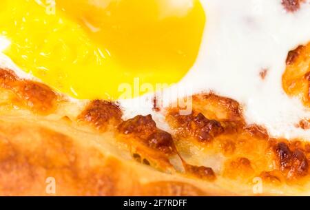 Tarte traditionnelle géorgienne aux œufs de poulet. Macro. La photo peut être utilisée comme arrière-plan entier. Banque D'Images