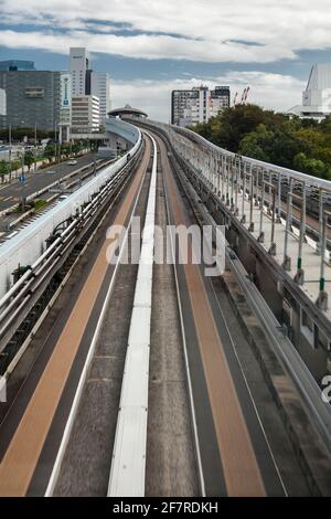 Nouvelle voie de transit Yurikamome (le premier système de transit entièrement automatisé de Tokyo), reliant Shimbashi à Toyosu, via l'île artificielle d'Odaiba Banque D'Images