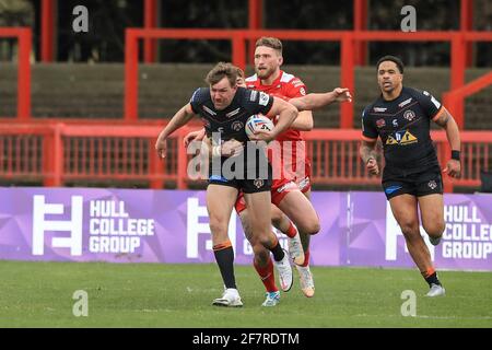 Kingston upon Hull, Royaume-Uni. 09e avril 2021. Michael Shenton (4) de Castleford Tigers est attaqué par Greg Minikin (3) de Hull KR à Kingston sur Hull, Royaume-Uni, le 4/9/2021. (Photo de Mark Cosgrove/News Images/Sipa USA) crédit: SIPA USA/Alay Live News Banque D'Images