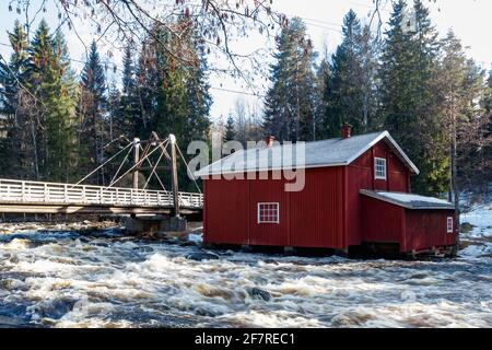 Ancien moulin sur la rivière Jokelanjoki, Kouvola, Finlande Banque D'Images