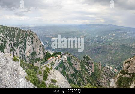 Vue panoramique vers l'abbaye de Montserrat et la vallée de la rivière Llobregat le plus en-dessous du point près de la gare supérieure du funiculaire de Sant Joan, Barcelone Banque D'Images