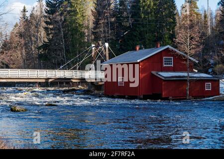 Ancien moulin sur la rivière Jokelanjoki, Kouvola, Finlande Banque D'Images