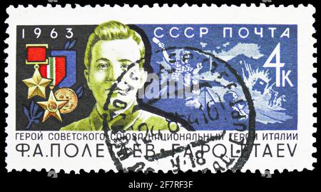 MOSCOU, RUSSIE - 17 JANVIER 2021: Timbre-poste imprimé en Union soviétique montre partisan Fyodor Poletaev - héros de l'URSS et de l'Italie, vers 1963 Banque D'Images