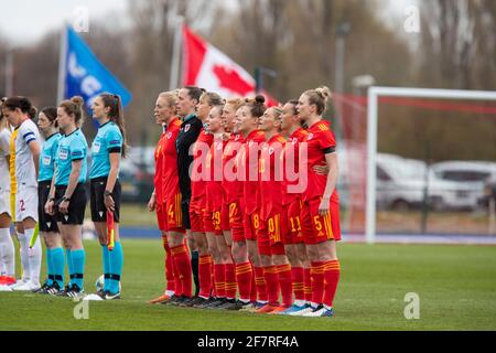 Cardiff, pays de Galles, Royaume-Uni. 9 avril 2021. L'équipe du pays de Galles chante son hymne national avant le match international amical entre les femmes du pays de Galles et les femmes du Canada au stade Leckwith à Cardiff. Crédit : Mark Hawkins/Alay Live News Banque D'Images