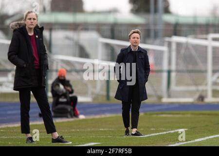 Cardiff, pays de Galles, Royaume-Uni. 9 avril 2021. Bev Priestman (à droite), entraîneur-chef du Canada, lors du match international amical entre Wales Women et Canada Women au stade Leckwith de Cardiff. Crédit : Mark Hawkins/Alay Live News Banque D'Images