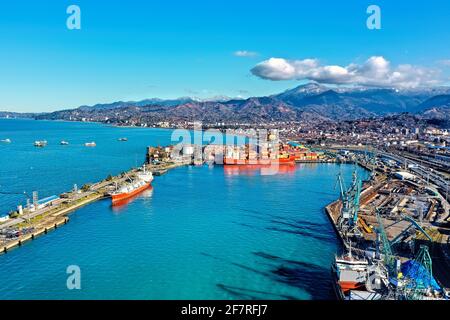Vue aérienne du port et des montagnes à l'arrière-plan de Batumi, Géorgie Banque D'Images