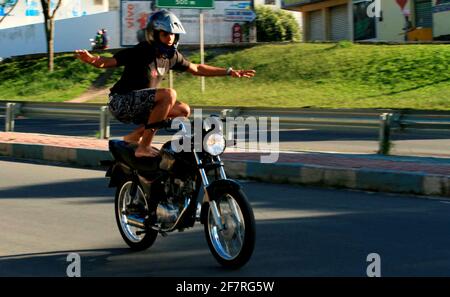 Eunapolis, bahia / brésil - 15 janvier 2009: Le motocycliste risque sa vie dans une manœuvre dangereuse sur l'autoroute BR 101 à Eunapolis. *** Légende locale Banque D'Images