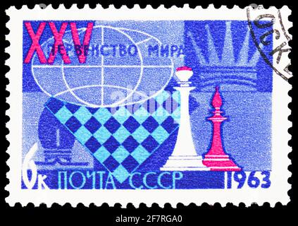 MOSCOU, RUSSIE - 17 JANVIER 2021: Timbre-poste imprimé en Union soviétique montre le Chess Board et pièces d'échecs, XXV Championnat du monde d'échecs, Moscou seri Banque D'Images