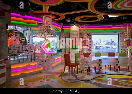 Vue horizontale de l'intérieur d'un téléviseur coloré dans Fuji TV sur l'île d'Odaiba, Minato City, Tokyo, Japon Banque D'Images