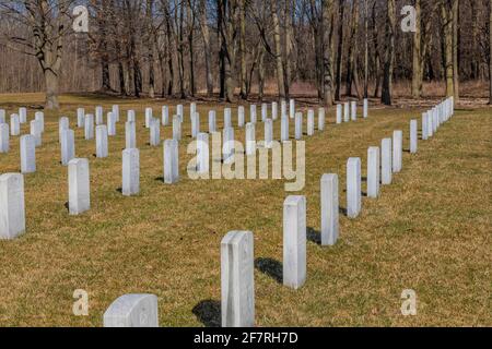 Des rangées de pierres de tête pour les anciens combattants militaires enterrées au cimetière national de fort Custer, Augusta, Michigan, États-Unis Banque D'Images