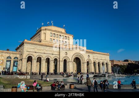 Erevan, Arménie - 31 octobre 2019 : Musée d'histoire et Galerie nationale d'Arménie sur la place de la République à Erevan Banque D'Images