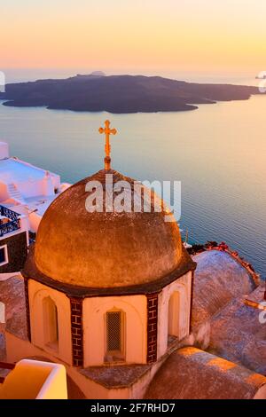 Eglise grecque dans l'île de Santorini en Grèce au coucher du soleil Banque D'Images